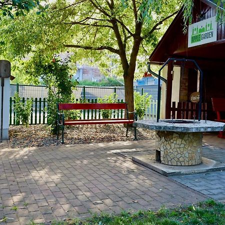 Applegarden Villa Debrecen Eksteriør bilde
